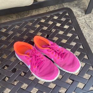 pink nike tennis shoes
